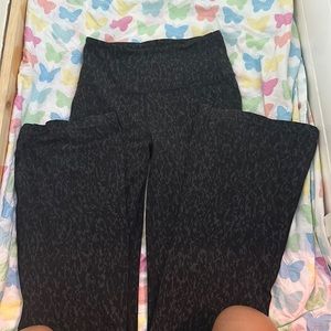 Lulu-Lemon Groove super High rise flared pant! Size 6